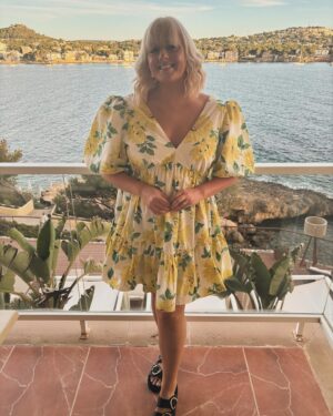 Katie Thistleton Instagram - The best 5 days of looking at the sea, swimming in the sea and crying laughing with the best person in the 🌎