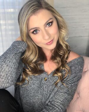 Katie Wilson Instagram - Sunday comfy vibes 🥰