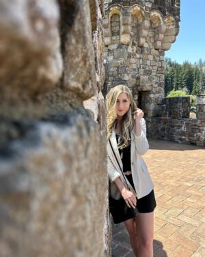 Katie Wilson Instagram - 🏰   🍷 = ❤️