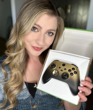 Katie Wilson Instagram - I’ve been obsessed with the new gold Xbox controller ever since I laid my eyes upon it!! 😍🥹

Thank you @xbox for my beautiful gift! I don’t even want to take her out of the box! ✨🏆