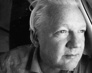 Katja Riemann Instagram - Julien Assange is FREE and on his way to Australia. 

#julienassange 
@stellaassange 
#nilsmelzer 

Photo: Wilileaks/X via reuters