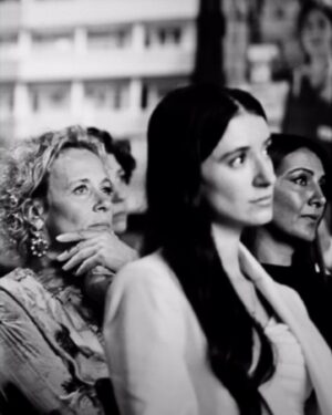 Katja Riemann Instagram - Tonight @fotografiska.berlin. Ein sehr emotionaler Abend, veranstaltet von @hawar.help über: 10 Jahre nach dem Völkermord an den Jesid.innen durch den IS. 

@jazmatab @duzentekkal @janilhankizilhan @mona_kizilhan @shila_behjat 

Wie immer, grossartige schwarz-weiss Fotos von Markus Hurek, @menschundlicht