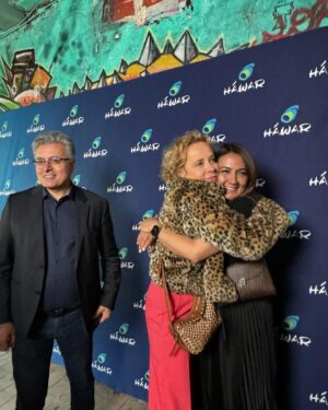 Katja Riemann Instagram - Tonight @fotografiska.berlin. Ein sehr emotionaler Abend, veranstaltet von @hawar.help über: 10 Jahre nach dem Völkermord an den Jesid.innen durch den IS. 

@jazmatab @duzentekkal @janilhankizilhan @mona_kizilhan @shila_behjat 

Wie immer, grossartige schwarz-weiss Fotos von Markus Hurek, @menschundlicht