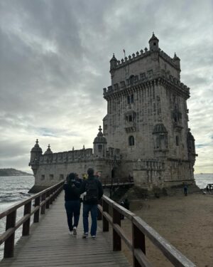 Katka Koščová Instagram - Sme si povedali, že si nebudeme na 40ku dávať prezenty, že radšej spolu pôjdeme na výlet. Musela som na tieto mladice čakať dva roky, ale stálo to za to.
🥰🥰🥰 
Fado, saudade, obrigada, ginjinha, krevety, octopusy, ustrice, pastele, víno, kilometre do kopca, spoločné nadhadzujúce matrace, rehoty, všetko bolo s týmito dievčiskami.❤️
#lisboa #portugal🇵🇹 #saudade #moje #dievciska #radostaznakost