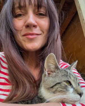 Katka Koščová Instagram - Neviem, či si pamätáte ako som v januári poslala Aňu kúpiť bobkový list a ona privliekla smradľavé mača so zapálenými očiskami. 
Ako som povedala, že ostane len kým sa nevylieči…
Ako môj muž hovorí:”Ja somto hovoril! Som mal presný scénar ako to dopadne.”
Hej, no… Muro.
Tak ja len, že ho ľúbime.❤️❤️❤️
#murothecat #annathesavior #radostaznakost