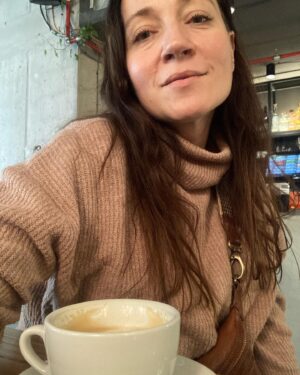 Katka Koščová Instagram - Rok, ktorý by sa dal asi opísať aj ako přemíra všeho. Lásky, radosti, plnosti, smútku, pocitov stratenosti, neviditeľnosti, únavy, aj toľkých žiarivých okamihov, aj toľkých temných. Rok benzínkových weciek, hotelových izieb a následne vyložených nôh doma v obývačke. Rok s vami. Rok s nami. Rok, keď som sa opäť zamilovala do spievania. Občas to vyzerá, že neodvolateľne a beznádejne… Rok Krehkosti. 
Najintenzívnejši rok. A ja viem aké to je, keď nič nie je intenzívne, keď sa zlievajú farby, keď nič dostatočne nevonia, nechutí, keď nič dostatočne neteší. Keď si pripadáte akoby ste boli neviditeľní, akoby vami mohli prechádzať predmety, ľudia, miesta, mestá… a viem ako mi je ľúto, že mi takto bolo celé roky, že tie roky niekam zmizli, že ich nevrátim. Viem ako mi to je ľúto. A teraz tá přemíra všeho. Občas si pripradám ako hladné mača, ktoré dostalo plnú misku jedla, skáčem okolo nej, vylizujem ju hltavo, ovoniavam… 
Taký bol tento rok. Plné misky, rok širokej úľavy, ale občas aj hlbokého nepochopenia a zvierajúceho hrdla. 
A taká som za ten rok vďačná.
A taká som vďačná za mojich dvoch mužov, s ktorými toto celé môžem prežívať. 
Za tie dve detiská zázračné, za babky a dedka, za všetkých priateľov, za tých krásnych ľudí, ktorí sa nám pripletajú denne do cesty…
Minule som si pustila podcast, ktorý som nahrala s @nikavujisic , nezvyknem to robiť, ale ozaj som sa zopočúvala a je to asi najkomplexnejší rozhovor, ktorý som absolvovala, to len, ak by ste mali chuť, tak tam je to zhrnuté takmer celé. 
Prajem nám láskavosť a rešpekt voči sebe aj voči okoliu. Prajem nám reciprocitu pri tej láskavosti a rešpekte. Prajem nám, aby sme mali silu chytať si okamihy radosti a šťastia, aby ste sa nechavali z času na čas opantávať krásou. Prajem nám mäkké, široké a otvorené srdcia. 
A tancujme…❤️
#dancedancedance #grateful
