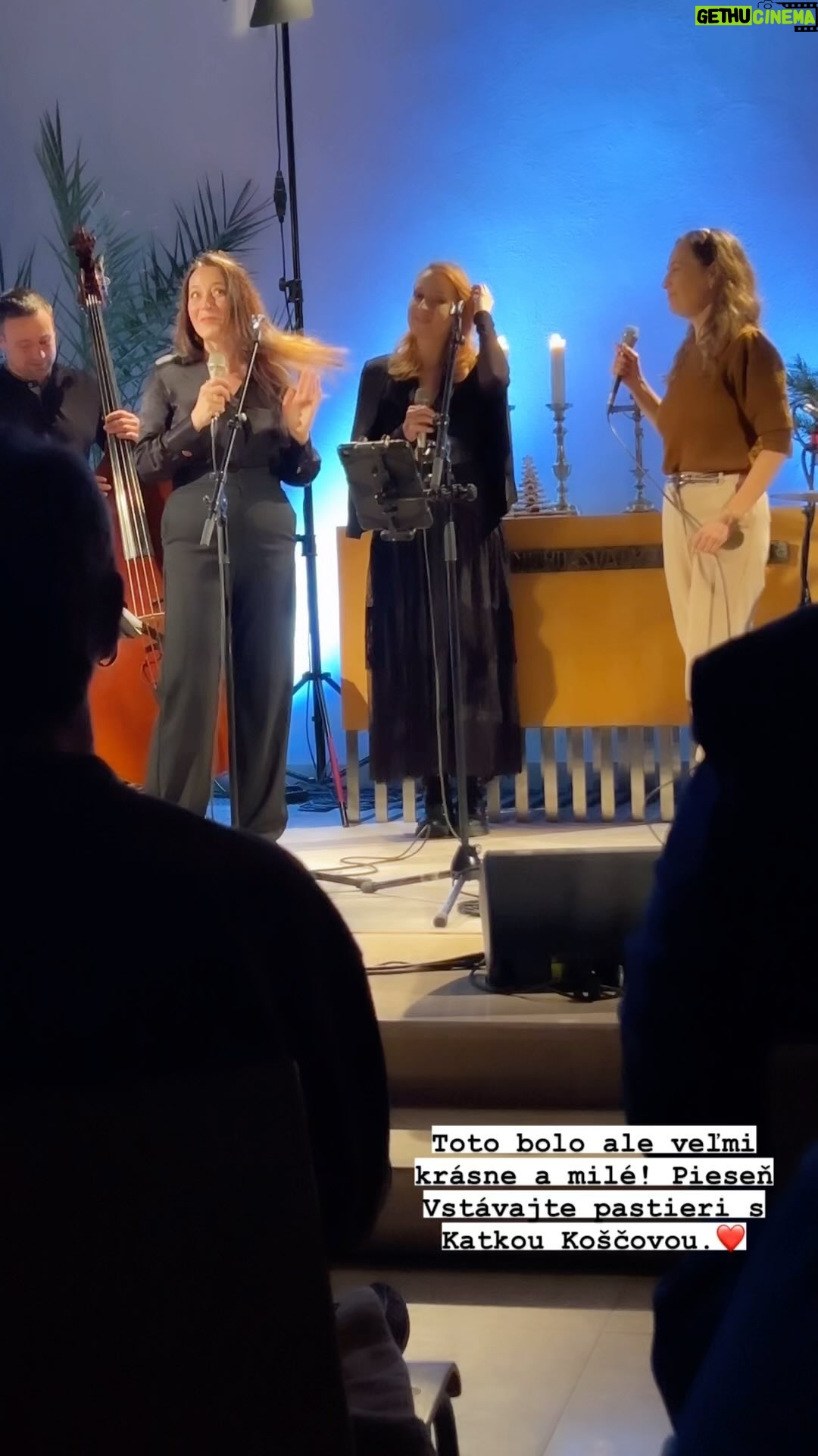 Katka Koščová - 812 Likes - Pred dvomi týždňami sme boli v Bratislave na koncerte Katky Koščovej. Boli sme Katkinými piesňami i koncertom ako takým veľmi oslovení a včera sme mali možnosť si ho zopakovať. Tentokrát sme zobrali aj kamošov a spravili sme si vyplet do Nitry.
Katka v rámci svojich vianočných piesní spieva aj pieseň Atlanty - Vstávajte pastieri, ktorú sme spievali už pred 30timi rokmi a mám ju aj teraz vo svojom dospeláckom vianočnom programe. Ale včera sme si ju zaspievali spolu s Katkou a jej sestrou Veronikou.