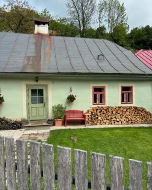 Katka Koščová Instagram - Posledný takmer týždeň v Žofii. Prívetivej, vrzgajúcej, voňavej štiavnickej chalúpke. ❤️❤️❤️
#banskastiavnica #zofia #tajchy #antikvariatik #radostaznakost
