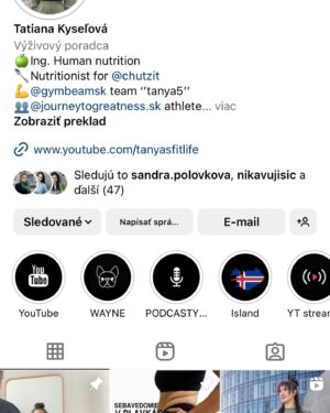 Katka Koščová Instagram - Kamaráti, budem sa opakovať, ale opäť mám veľa správ s otázkou na chudnutie. Ono to znie tak vágne, že zdravý kalorický deficit dosiahnutý úpravou stravy a pohybom, ja viem. Preto neustále apelujem na odborníkov. Neustále. Nemôžem s vami zdieľať moje jedálničky, lebo to je niečo, čo sedelo mne, ja som si ich pripravovala sama podľa mojich chuťových preferencií. Základom má podľa mňa byť to, aby sme sa naučili stravovať vyvážene a tak, že je to pre nás udržatelné.  Nemôžem s vami zdieľať ani kalorické nastavenie mojich tabuliek, lebo je to pre vás absolútne nerelevantné. Nemôžte si ich nastaviť podľa mňa. Dvaja ľudia s rovnakou výškou a váhou nebudú mať rovnaké nastavenia, ak sa to robí správne. A sme opäť pri odborníkoch.🙏 Bolo by vrcholne neetické, ak by som vám ja dávala rady. Už to, že spomínam kalorické tabuľky je na hrane, mne to síce poslúžilo ako výborný nástroj, ale niekomu inému môže obsesívne zapisovanie a kontrolovanie spustiť poruchu príjmu potravy. Čiže moja jediná rada sú títo ľudia:
@tanyasfitlife 
@vyziva_s_nikol 
@erika_zajacova 
@borismedicine 
@zapiskynutriholicky 
@zdravieavyzivaonline 
@vyzivajk 
@terapiajedlom 
@ten_nutricni 
@karolinafour 
@petronela_nutrition 
Popozerajte si ich profily, strašne veľa sa naučíte už len týmto. 
Mne sa neskutočne uľavilo, keď som ich začala sledovať. Toľko mýtov o jedle mi vyvrátili. A viete, čo je super? Všetci sa zhodujú. To je fantastické, tá veda, že? 
Nepotrebujú vymýšľať žiadne diéty, žiadne hladovky, očistné kúry, predávať vám drahé nefungujúce spaľovače tukov, či rôzne suplementy… Vďaka sledovaniu týchto múdrych ľudí mám omnoho lepší vzťah k jedlu, k svojmu telu… Tak, ak už nič iné, dajte im follow, ak vás táto téma zaujíma. Toto sú ľudia, ktorí roky študovali výživu, ktorí jej skutočne rozumejú. Ja som len ich fanda, ktorému veľmi pomohli.❤️🙏
A ešte jedna vec, už som tu spomínala PPP. A na to sú odborníci v @chutzit ❤️
Toto je téma, ktorá sa týka mnohých ľudi. Ak vám je ťažko, máte sa kam obrátiť.🙏🙏🙏
#chutzit #nedajtesaoklamat #skratkyneexistuju