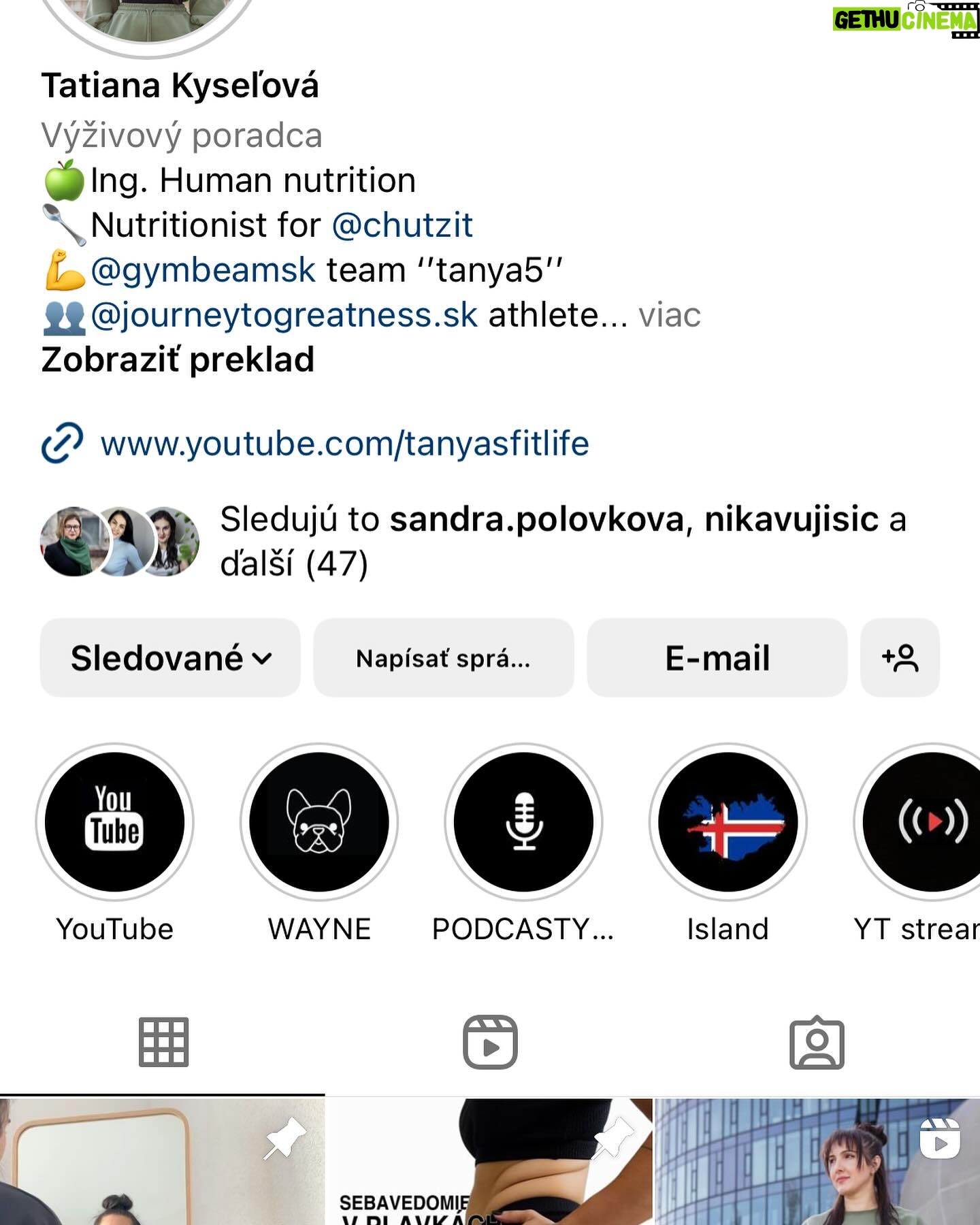 Katka Koščová - 1.3K Likes - Kamaráti, budem sa opakovať, ale opäť mám veľa správ s otázkou na chudnutie. Ono to znie tak vágne, že zdravý kalorický deficit dosiahnutý úpravou stravy a pohybom, ja viem. Preto neustále apelujem na odborníkov. Neustále. Nemôžem s vami zdieľať moje jedálničky, lebo to je niečo, čo sedelo mne, ja som si ich pripravovala sama podľa mojich chuťových preferencií. Základom má podľa mňa byť to, aby sme sa naučili stravovať vyvážene a tak, že je to pre nás udržatelné. Nemôžem s vami zdieľať ani kalorické nastavenie mojich tabuliek, lebo je to pre vás absolútne nerelevantné. Nemôžte si ich nastaviť podľa mňa. Dvaja ľudia s rovnakou výškou a váhou nebudú mať rovnaké nastavenia, ak sa to robí správne. A sme opäť pri odborníkoch.🙏 Bolo by vrcholne neetické, ak by som vám ja dávala rady. Už to, že spomínam kalorické tabuľky je na hrane, mne to síce poslúžilo ako výborný nástroj, ale niekomu inému môže obsesívne zapisovanie a kontrolovanie spustiť poruchu príjmu potravy. Čiže moja jediná rada sú títo ľudia:
@tanyasfitlife
@vyziva_s_nikol
@erika_zajacova
@borismedicine
@zapiskynutriholicky
@zdravieavyzivaonline
@vyzivajk
@terapiajedlom
@ten_nutricni
@karolinafour
@petronela_nutrition
Popozerajte si ich profily, strašne veľa sa naučíte už len týmto.
Mne sa neskutočne uľavilo, keď som ich začala sledovať. Toľko mýtov o jedle mi vyvrátili. A viete, čo je super? Všetci sa zhodujú. To je fantastické, tá veda, že?
Nepotrebujú vymýšľať žiadne diéty, žiadne hladovky, očistné kúry, predávať vám drahé nefungujúce spaľovače tukov, či rôzne suplementy… Vďaka sledovaniu týchto múdrych ľudí mám omnoho lepší vzťah k jedlu, k svojmu telu… Tak, ak už nič iné, dajte im follow, ak vás táto téma zaujíma. Toto sú ľudia, ktorí roky študovali výživu, ktorí jej skutočne rozumejú. Ja som len ich fanda, ktorému veľmi pomohli.❤️🙏
A ešte jedna vec, už som tu spomínala PPP. A na to sú odborníci v @chutzit ❤️
Toto je téma, ktorá sa týka mnohých ľudi. Ak vám je ťažko, máte sa kam obrátiť.🙏🙏🙏
#chutzit #nedajtesaoklamat #skratkyneexistuju