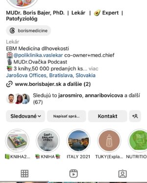 Katka Koščová Instagram - Kamaráti, budem sa opakovať, ale opäť mám veľa správ s otázkou na chudnutie. Ono to znie tak vágne, že zdravý kalorický deficit dosiahnutý úpravou stravy a pohybom, ja viem. Preto neustále apelujem na odborníkov. Neustále. Nemôžem s vami zdieľať moje jedálničky, lebo to je niečo, čo sedelo mne, ja som si ich pripravovala sama podľa mojich chuťových preferencií. Základom má podľa mňa byť to, aby sme sa naučili stravovať vyvážene a tak, že je to pre nás udržatelné.  Nemôžem s vami zdieľať ani kalorické nastavenie mojich tabuliek, lebo je to pre vás absolútne nerelevantné. Nemôžte si ich nastaviť podľa mňa. Dvaja ľudia s rovnakou výškou a váhou nebudú mať rovnaké nastavenia, ak sa to robí správne. A sme opäť pri odborníkoch.🙏 Bolo by vrcholne neetické, ak by som vám ja dávala rady. Už to, že spomínam kalorické tabuľky je na hrane, mne to síce poslúžilo ako výborný nástroj, ale niekomu inému môže obsesívne zapisovanie a kontrolovanie spustiť poruchu príjmu potravy. Čiže moja jediná rada sú títo ľudia:
@tanyasfitlife 
@vyziva_s_nikol 
@erika_zajacova 
@borismedicine 
@zapiskynutriholicky 
@zdravieavyzivaonline 
@vyzivajk 
@terapiajedlom 
@ten_nutricni 
@karolinafour 
@petronela_nutrition 
Popozerajte si ich profily, strašne veľa sa naučíte už len týmto. 
Mne sa neskutočne uľavilo, keď som ich začala sledovať. Toľko mýtov o jedle mi vyvrátili. A viete, čo je super? Všetci sa zhodujú. To je fantastické, tá veda, že? 
Nepotrebujú vymýšľať žiadne diéty, žiadne hladovky, očistné kúry, predávať vám drahé nefungujúce spaľovače tukov, či rôzne suplementy… Vďaka sledovaniu týchto múdrych ľudí mám omnoho lepší vzťah k jedlu, k svojmu telu… Tak, ak už nič iné, dajte im follow, ak vás táto téma zaujíma. Toto sú ľudia, ktorí roky študovali výživu, ktorí jej skutočne rozumejú. Ja som len ich fanda, ktorému veľmi pomohli.❤️🙏
A ešte jedna vec, už som tu spomínala PPP. A na to sú odborníci v @chutzit ❤️
Toto je téma, ktorá sa týka mnohých ľudi. Ak vám je ťažko, máte sa kam obrátiť.🙏🙏🙏
#chutzit #nedajtesaoklamat #skratkyneexistuju