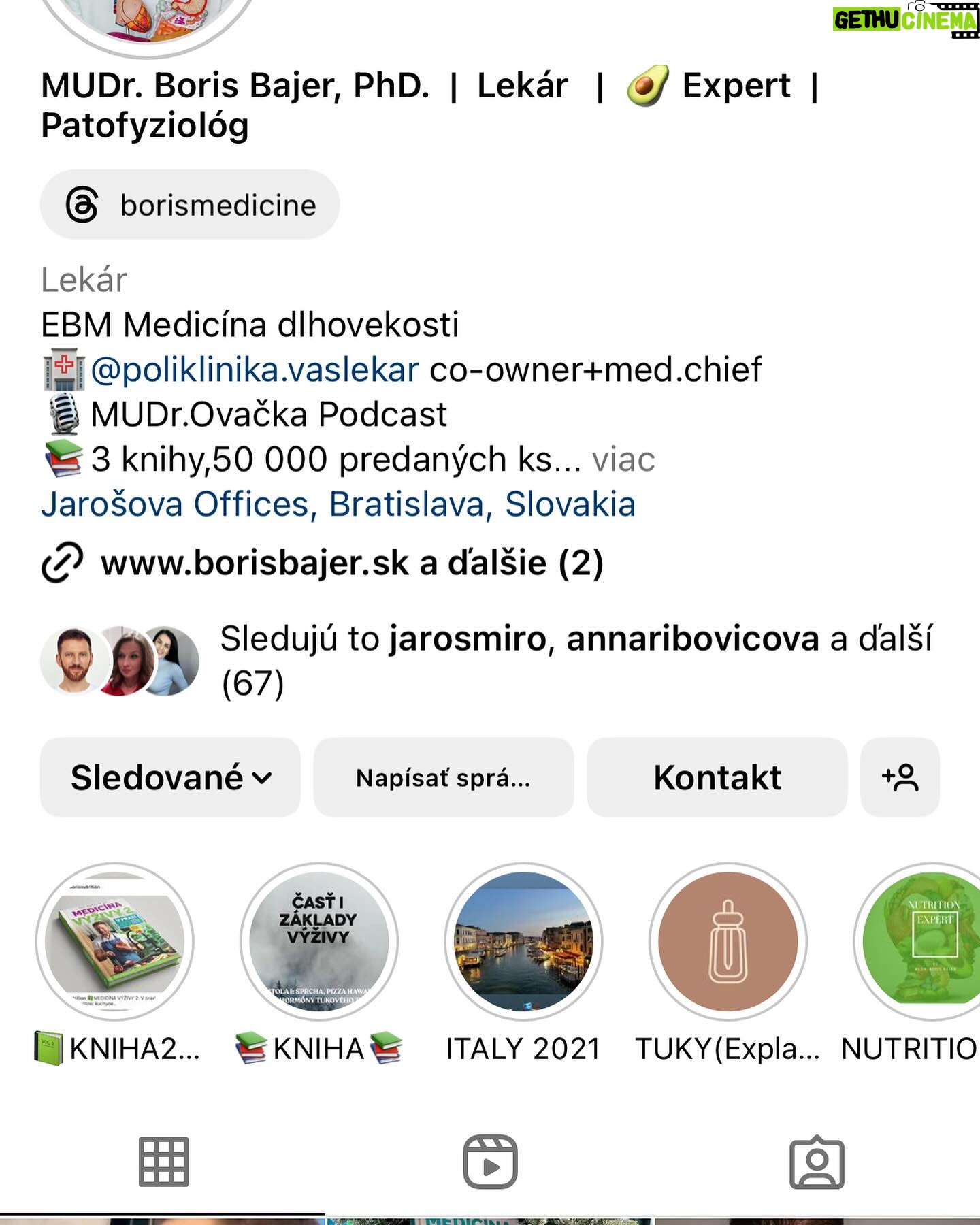 Katka Koščová - 1.3K Likes - Kamaráti, budem sa opakovať, ale opäť mám veľa správ s otázkou na chudnutie. Ono to znie tak vágne, že zdravý kalorický deficit dosiahnutý úpravou stravy a pohybom, ja viem. Preto neustále apelujem na odborníkov. Neustále. Nemôžem s vami zdieľať moje jedálničky, lebo to je niečo, čo sedelo mne, ja som si ich pripravovala sama podľa mojich chuťových preferencií. Základom má podľa mňa byť to, aby sme sa naučili stravovať vyvážene a tak, že je to pre nás udržatelné. Nemôžem s vami zdieľať ani kalorické nastavenie mojich tabuliek, lebo je to pre vás absolútne nerelevantné. Nemôžte si ich nastaviť podľa mňa. Dvaja ľudia s rovnakou výškou a váhou nebudú mať rovnaké nastavenia, ak sa to robí správne. A sme opäť pri odborníkoch.🙏 Bolo by vrcholne neetické, ak by som vám ja dávala rady. Už to, že spomínam kalorické tabuľky je na hrane, mne to síce poslúžilo ako výborný nástroj, ale niekomu inému môže obsesívne zapisovanie a kontrolovanie spustiť poruchu príjmu potravy. Čiže moja jediná rada sú títo ľudia:
@tanyasfitlife
@vyziva_s_nikol
@erika_zajacova
@borismedicine
@zapiskynutriholicky
@zdravieavyzivaonline
@vyzivajk
@terapiajedlom
@ten_nutricni
@karolinafour
@petronela_nutrition
Popozerajte si ich profily, strašne veľa sa naučíte už len týmto.
Mne sa neskutočne uľavilo, keď som ich začala sledovať. Toľko mýtov o jedle mi vyvrátili. A viete, čo je super? Všetci sa zhodujú. To je fantastické, tá veda, že?
Nepotrebujú vymýšľať žiadne diéty, žiadne hladovky, očistné kúry, predávať vám drahé nefungujúce spaľovače tukov, či rôzne suplementy… Vďaka sledovaniu týchto múdrych ľudí mám omnoho lepší vzťah k jedlu, k svojmu telu… Tak, ak už nič iné, dajte im follow, ak vás táto téma zaujíma. Toto sú ľudia, ktorí roky študovali výživu, ktorí jej skutočne rozumejú. Ja som len ich fanda, ktorému veľmi pomohli.❤️🙏
A ešte jedna vec, už som tu spomínala PPP. A na to sú odborníci v @chutzit ❤️
Toto je téma, ktorá sa týka mnohých ľudi. Ak vám je ťažko, máte sa kam obrátiť.🙏🙏🙏
#chutzit #nedajtesaoklamat #skratkyneexistuju