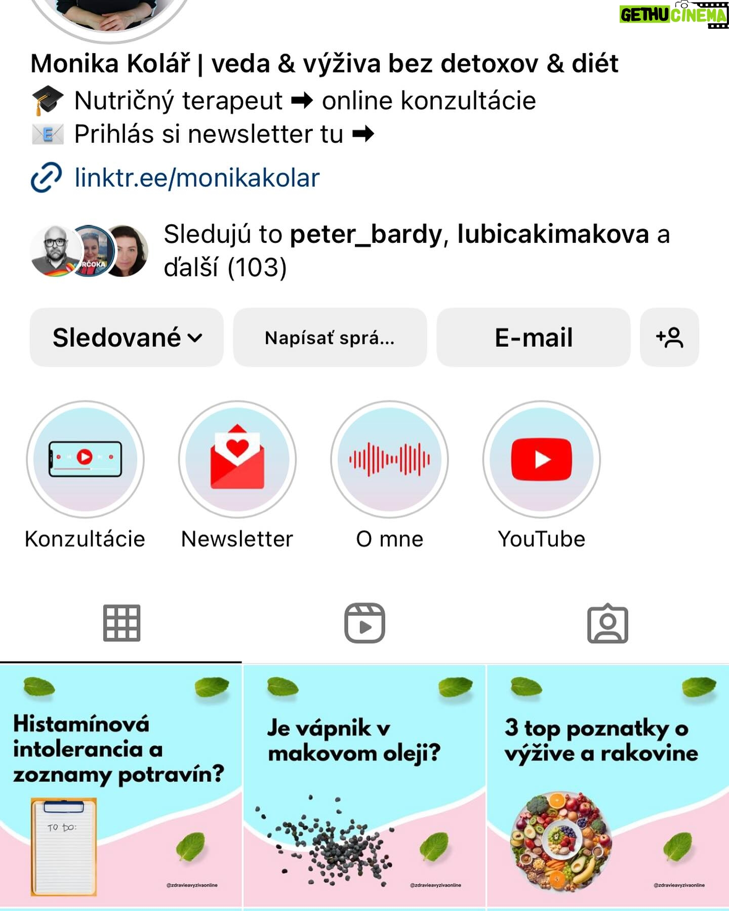 Katka Koščová - 1.3K Likes - Kamaráti, budem sa opakovať, ale opäť mám veľa správ s otázkou na chudnutie. Ono to znie tak vágne, že zdravý kalorický deficit dosiahnutý úpravou stravy a pohybom, ja viem. Preto neustále apelujem na odborníkov. Neustále. Nemôžem s vami zdieľať moje jedálničky, lebo to je niečo, čo sedelo mne, ja som si ich pripravovala sama podľa mojich chuťových preferencií. Základom má podľa mňa byť to, aby sme sa naučili stravovať vyvážene a tak, že je to pre nás udržatelné. Nemôžem s vami zdieľať ani kalorické nastavenie mojich tabuliek, lebo je to pre vás absolútne nerelevantné. Nemôžte si ich nastaviť podľa mňa. Dvaja ľudia s rovnakou výškou a váhou nebudú mať rovnaké nastavenia, ak sa to robí správne. A sme opäť pri odborníkoch.🙏 Bolo by vrcholne neetické, ak by som vám ja dávala rady. Už to, že spomínam kalorické tabuľky je na hrane, mne to síce poslúžilo ako výborný nástroj, ale niekomu inému môže obsesívne zapisovanie a kontrolovanie spustiť poruchu príjmu potravy. Čiže moja jediná rada sú títo ľudia:
@tanyasfitlife
@vyziva_s_nikol
@erika_zajacova
@borismedicine
@zapiskynutriholicky
@zdravieavyzivaonline
@vyzivajk
@terapiajedlom
@ten_nutricni
@karolinafour
@petronela_nutrition
Popozerajte si ich profily, strašne veľa sa naučíte už len týmto.
Mne sa neskutočne uľavilo, keď som ich začala sledovať. Toľko mýtov o jedle mi vyvrátili. A viete, čo je super? Všetci sa zhodujú. To je fantastické, tá veda, že?
Nepotrebujú vymýšľať žiadne diéty, žiadne hladovky, očistné kúry, predávať vám drahé nefungujúce spaľovače tukov, či rôzne suplementy… Vďaka sledovaniu týchto múdrych ľudí mám omnoho lepší vzťah k jedlu, k svojmu telu… Tak, ak už nič iné, dajte im follow, ak vás táto téma zaujíma. Toto sú ľudia, ktorí roky študovali výživu, ktorí jej skutočne rozumejú. Ja som len ich fanda, ktorému veľmi pomohli.❤️🙏
A ešte jedna vec, už som tu spomínala PPP. A na to sú odborníci v @chutzit ❤️
Toto je téma, ktorá sa týka mnohých ľudi. Ak vám je ťažko, máte sa kam obrátiť.🙏🙏🙏
#chutzit #nedajtesaoklamat #skratkyneexistuju