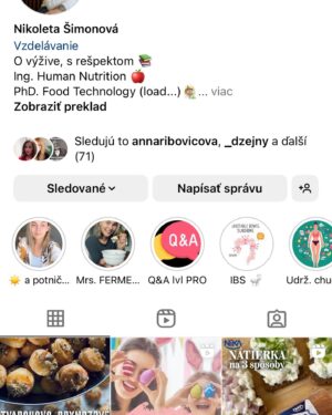 Katka Koščová Instagram - Kamaráti, budem sa opakovať, ale opäť mám veľa správ s otázkou na chudnutie. Ono to znie tak vágne, že zdravý kalorický deficit dosiahnutý úpravou stravy a pohybom, ja viem. Preto neustále apelujem na odborníkov. Neustále. Nemôžem s vami zdieľať moje jedálničky, lebo to je niečo, čo sedelo mne, ja som si ich pripravovala sama podľa mojich chuťových preferencií. Základom má podľa mňa byť to, aby sme sa naučili stravovať vyvážene a tak, že je to pre nás udržatelné.  Nemôžem s vami zdieľať ani kalorické nastavenie mojich tabuliek, lebo je to pre vás absolútne nerelevantné. Nemôžte si ich nastaviť podľa mňa. Dvaja ľudia s rovnakou výškou a váhou nebudú mať rovnaké nastavenia, ak sa to robí správne. A sme opäť pri odborníkoch.🙏 Bolo by vrcholne neetické, ak by som vám ja dávala rady. Už to, že spomínam kalorické tabuľky je na hrane, mne to síce poslúžilo ako výborný nástroj, ale niekomu inému môže obsesívne zapisovanie a kontrolovanie spustiť poruchu príjmu potravy. Čiže moja jediná rada sú títo ľudia:
@tanyasfitlife 
@vyziva_s_nikol 
@erika_zajacova 
@borismedicine 
@zapiskynutriholicky 
@zdravieavyzivaonline 
@vyzivajk 
@terapiajedlom 
@ten_nutricni 
@karolinafour 
@petronela_nutrition 
Popozerajte si ich profily, strašne veľa sa naučíte už len týmto. 
Mne sa neskutočne uľavilo, keď som ich začala sledovať. Toľko mýtov o jedle mi vyvrátili. A viete, čo je super? Všetci sa zhodujú. To je fantastické, tá veda, že? 
Nepotrebujú vymýšľať žiadne diéty, žiadne hladovky, očistné kúry, predávať vám drahé nefungujúce spaľovače tukov, či rôzne suplementy… Vďaka sledovaniu týchto múdrych ľudí mám omnoho lepší vzťah k jedlu, k svojmu telu… Tak, ak už nič iné, dajte im follow, ak vás táto téma zaujíma. Toto sú ľudia, ktorí roky študovali výživu, ktorí jej skutočne rozumejú. Ja som len ich fanda, ktorému veľmi pomohli.❤️🙏
A ešte jedna vec, už som tu spomínala PPP. A na to sú odborníci v @chutzit ❤️
Toto je téma, ktorá sa týka mnohých ľudi. Ak vám je ťažko, máte sa kam obrátiť.🙏🙏🙏
#chutzit #nedajtesaoklamat #skratkyneexistuju
