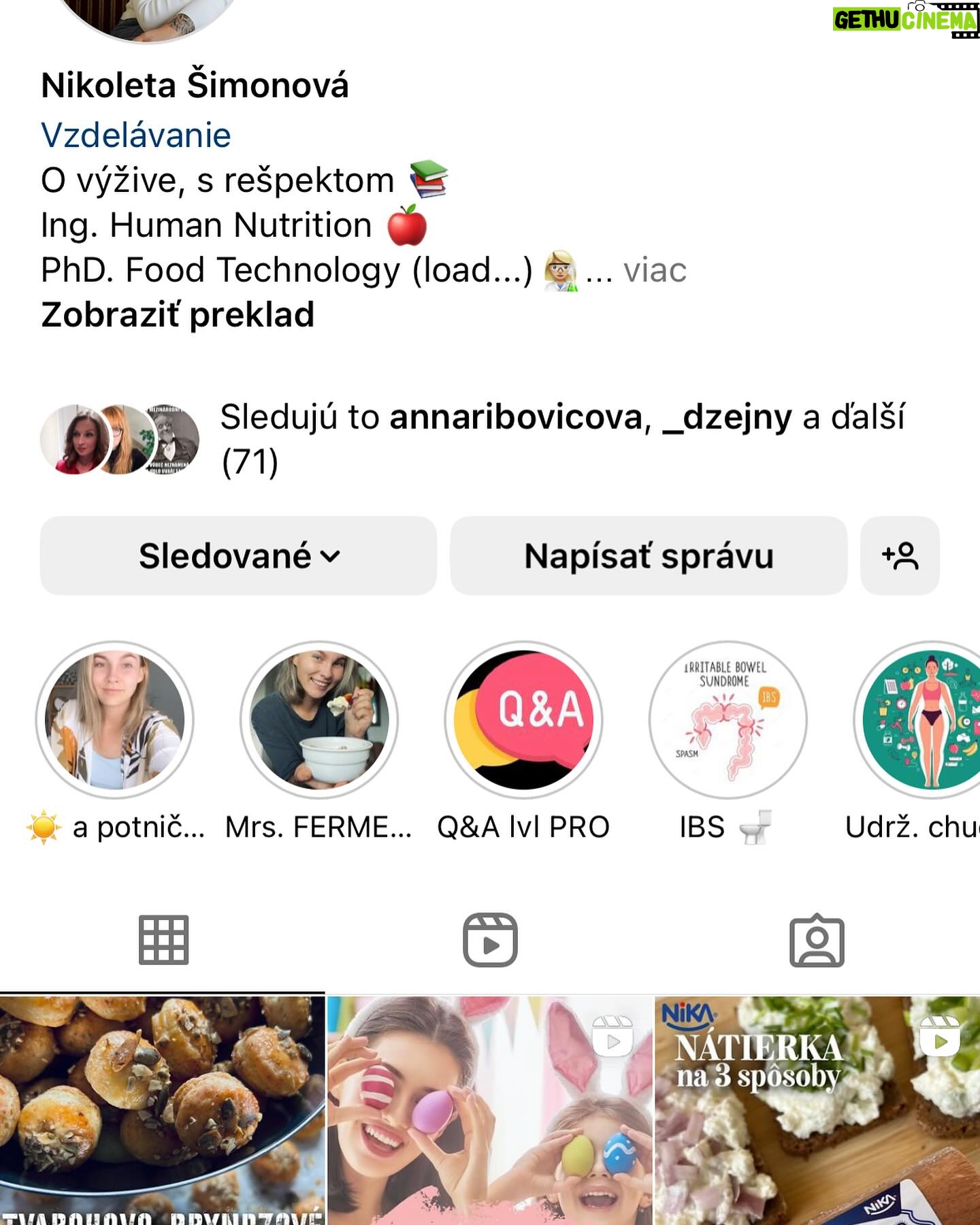 Katka Koščová - 1.3K Likes - Kamaráti, budem sa opakovať, ale opäť mám veľa správ s otázkou na chudnutie. Ono to znie tak vágne, že zdravý kalorický deficit dosiahnutý úpravou stravy a pohybom, ja viem. Preto neustále apelujem na odborníkov. Neustále. Nemôžem s vami zdieľať moje jedálničky, lebo to je niečo, čo sedelo mne, ja som si ich pripravovala sama podľa mojich chuťových preferencií. Základom má podľa mňa byť to, aby sme sa naučili stravovať vyvážene a tak, že je to pre nás udržatelné. Nemôžem s vami zdieľať ani kalorické nastavenie mojich tabuliek, lebo je to pre vás absolútne nerelevantné. Nemôžte si ich nastaviť podľa mňa. Dvaja ľudia s rovnakou výškou a váhou nebudú mať rovnaké nastavenia, ak sa to robí správne. A sme opäť pri odborníkoch.🙏 Bolo by vrcholne neetické, ak by som vám ja dávala rady. Už to, že spomínam kalorické tabuľky je na hrane, mne to síce poslúžilo ako výborný nástroj, ale niekomu inému môže obsesívne zapisovanie a kontrolovanie spustiť poruchu príjmu potravy. Čiže moja jediná rada sú títo ľudia:
@tanyasfitlife
@vyziva_s_nikol
@erika_zajacova
@borismedicine
@zapiskynutriholicky
@zdravieavyzivaonline
@vyzivajk
@terapiajedlom
@ten_nutricni
@karolinafour
@petronela_nutrition
Popozerajte si ich profily, strašne veľa sa naučíte už len týmto.
Mne sa neskutočne uľavilo, keď som ich začala sledovať. Toľko mýtov o jedle mi vyvrátili. A viete, čo je super? Všetci sa zhodujú. To je fantastické, tá veda, že?
Nepotrebujú vymýšľať žiadne diéty, žiadne hladovky, očistné kúry, predávať vám drahé nefungujúce spaľovače tukov, či rôzne suplementy… Vďaka sledovaniu týchto múdrych ľudí mám omnoho lepší vzťah k jedlu, k svojmu telu… Tak, ak už nič iné, dajte im follow, ak vás táto téma zaujíma. Toto sú ľudia, ktorí roky študovali výživu, ktorí jej skutočne rozumejú. Ja som len ich fanda, ktorému veľmi pomohli.❤️🙏
A ešte jedna vec, už som tu spomínala PPP. A na to sú odborníci v @chutzit ❤️
Toto je téma, ktorá sa týka mnohých ľudi. Ak vám je ťažko, máte sa kam obrátiť.🙏🙏🙏
#chutzit #nedajtesaoklamat #skratkyneexistuju