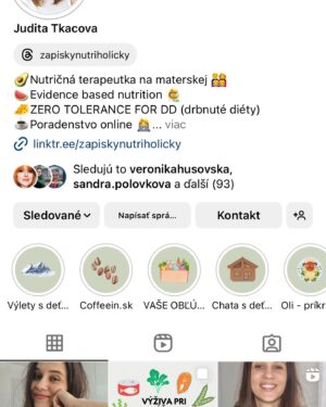Katka Koščová Instagram - Kamaráti, budem sa opakovať, ale opäť mám veľa správ s otázkou na chudnutie. Ono to znie tak vágne, že zdravý kalorický deficit dosiahnutý úpravou stravy a pohybom, ja viem. Preto neustále apelujem na odborníkov. Neustále. Nemôžem s vami zdieľať moje jedálničky, lebo to je niečo, čo sedelo mne, ja som si ich pripravovala sama podľa mojich chuťových preferencií. Základom má podľa mňa byť to, aby sme sa naučili stravovať vyvážene a tak, že je to pre nás udržatelné.  Nemôžem s vami zdieľať ani kalorické nastavenie mojich tabuliek, lebo je to pre vás absolútne nerelevantné. Nemôžte si ich nastaviť podľa mňa. Dvaja ľudia s rovnakou výškou a váhou nebudú mať rovnaké nastavenia, ak sa to robí správne. A sme opäť pri odborníkoch.🙏 Bolo by vrcholne neetické, ak by som vám ja dávala rady. Už to, že spomínam kalorické tabuľky je na hrane, mne to síce poslúžilo ako výborný nástroj, ale niekomu inému môže obsesívne zapisovanie a kontrolovanie spustiť poruchu príjmu potravy. Čiže moja jediná rada sú títo ľudia:
@tanyasfitlife 
@vyziva_s_nikol 
@erika_zajacova 
@borismedicine 
@zapiskynutriholicky 
@zdravieavyzivaonline 
@vyzivajk 
@terapiajedlom 
@ten_nutricni 
@karolinafour 
@petronela_nutrition 
Popozerajte si ich profily, strašne veľa sa naučíte už len týmto. 
Mne sa neskutočne uľavilo, keď som ich začala sledovať. Toľko mýtov o jedle mi vyvrátili. A viete, čo je super? Všetci sa zhodujú. To je fantastické, tá veda, že? 
Nepotrebujú vymýšľať žiadne diéty, žiadne hladovky, očistné kúry, predávať vám drahé nefungujúce spaľovače tukov, či rôzne suplementy… Vďaka sledovaniu týchto múdrych ľudí mám omnoho lepší vzťah k jedlu, k svojmu telu… Tak, ak už nič iné, dajte im follow, ak vás táto téma zaujíma. Toto sú ľudia, ktorí roky študovali výživu, ktorí jej skutočne rozumejú. Ja som len ich fanda, ktorému veľmi pomohli.❤️🙏
A ešte jedna vec, už som tu spomínala PPP. A na to sú odborníci v @chutzit ❤️
Toto je téma, ktorá sa týka mnohých ľudi. Ak vám je ťažko, máte sa kam obrátiť.🙏🙏🙏
#chutzit #nedajtesaoklamat #skratkyneexistuju