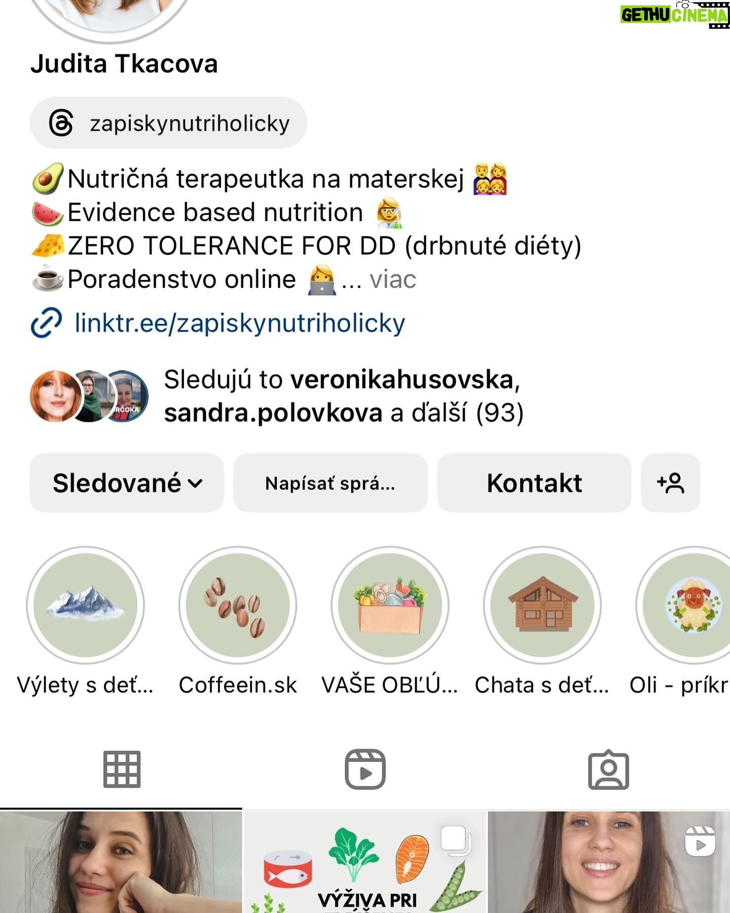 Katka Koščová - 1.3K Likes - Kamaráti, budem sa opakovať, ale opäť mám veľa správ s otázkou na chudnutie. Ono to znie tak vágne, že zdravý kalorický deficit dosiahnutý úpravou stravy a pohybom, ja viem. Preto neustále apelujem na odborníkov. Neustále. Nemôžem s vami zdieľať moje jedálničky, lebo to je niečo, čo sedelo mne, ja som si ich pripravovala sama podľa mojich chuťových preferencií. Základom má podľa mňa byť to, aby sme sa naučili stravovať vyvážene a tak, že je to pre nás udržatelné. Nemôžem s vami zdieľať ani kalorické nastavenie mojich tabuliek, lebo je to pre vás absolútne nerelevantné. Nemôžte si ich nastaviť podľa mňa. Dvaja ľudia s rovnakou výškou a váhou nebudú mať rovnaké nastavenia, ak sa to robí správne. A sme opäť pri odborníkoch.🙏 Bolo by vrcholne neetické, ak by som vám ja dávala rady. Už to, že spomínam kalorické tabuľky je na hrane, mne to síce poslúžilo ako výborný nástroj, ale niekomu inému môže obsesívne zapisovanie a kontrolovanie spustiť poruchu príjmu potravy. Čiže moja jediná rada sú títo ľudia:
@tanyasfitlife
@vyziva_s_nikol
@erika_zajacova
@borismedicine
@zapiskynutriholicky
@zdravieavyzivaonline
@vyzivajk
@terapiajedlom
@ten_nutricni
@karolinafour
@petronela_nutrition
Popozerajte si ich profily, strašne veľa sa naučíte už len týmto.
Mne sa neskutočne uľavilo, keď som ich začala sledovať. Toľko mýtov o jedle mi vyvrátili. A viete, čo je super? Všetci sa zhodujú. To je fantastické, tá veda, že?
Nepotrebujú vymýšľať žiadne diéty, žiadne hladovky, očistné kúry, predávať vám drahé nefungujúce spaľovače tukov, či rôzne suplementy… Vďaka sledovaniu týchto múdrych ľudí mám omnoho lepší vzťah k jedlu, k svojmu telu… Tak, ak už nič iné, dajte im follow, ak vás táto téma zaujíma. Toto sú ľudia, ktorí roky študovali výživu, ktorí jej skutočne rozumejú. Ja som len ich fanda, ktorému veľmi pomohli.❤️🙏
A ešte jedna vec, už som tu spomínala PPP. A na to sú odborníci v @chutzit ❤️
Toto je téma, ktorá sa týka mnohých ľudi. Ak vám je ťažko, máte sa kam obrátiť.🙏🙏🙏
#chutzit #nedajtesaoklamat #skratkyneexistuju