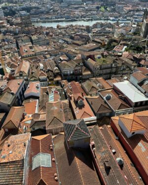 Katka Koščová Instagram - Porto, ach Porto. Toľko kontrastov, toľko hudby, toľko schodov akoby až do neba, akoby až k peklu…
#porto #portugal🇵🇹 #inlove #radostaznakost