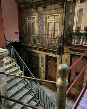 Katka Koščová Instagram - Porto, ach Porto. Toľko kontrastov, toľko hudby, toľko schodov akoby až do neba, akoby až k peklu…
#porto #portugal🇵🇹 #inlove #radostaznakost