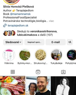 Katka Koščová Instagram - Kamaráti, budem sa opakovať, ale opäť mám veľa správ s otázkou na chudnutie. Ono to znie tak vágne, že zdravý kalorický deficit dosiahnutý úpravou stravy a pohybom, ja viem. Preto neustále apelujem na odborníkov. Neustále. Nemôžem s vami zdieľať moje jedálničky, lebo to je niečo, čo sedelo mne, ja som si ich pripravovala sama podľa mojich chuťových preferencií. Základom má podľa mňa byť to, aby sme sa naučili stravovať vyvážene a tak, že je to pre nás udržatelné.  Nemôžem s vami zdieľať ani kalorické nastavenie mojich tabuliek, lebo je to pre vás absolútne nerelevantné. Nemôžte si ich nastaviť podľa mňa. Dvaja ľudia s rovnakou výškou a váhou nebudú mať rovnaké nastavenia, ak sa to robí správne. A sme opäť pri odborníkoch.🙏 Bolo by vrcholne neetické, ak by som vám ja dávala rady. Už to, že spomínam kalorické tabuľky je na hrane, mne to síce poslúžilo ako výborný nástroj, ale niekomu inému môže obsesívne zapisovanie a kontrolovanie spustiť poruchu príjmu potravy. Čiže moja jediná rada sú títo ľudia:
@tanyasfitlife 
@vyziva_s_nikol 
@erika_zajacova 
@borismedicine 
@zapiskynutriholicky 
@zdravieavyzivaonline 
@vyzivajk 
@terapiajedlom 
@ten_nutricni 
@karolinafour 
@petronela_nutrition 
Popozerajte si ich profily, strašne veľa sa naučíte už len týmto. 
Mne sa neskutočne uľavilo, keď som ich začala sledovať. Toľko mýtov o jedle mi vyvrátili. A viete, čo je super? Všetci sa zhodujú. To je fantastické, tá veda, že? 
Nepotrebujú vymýšľať žiadne diéty, žiadne hladovky, očistné kúry, predávať vám drahé nefungujúce spaľovače tukov, či rôzne suplementy… Vďaka sledovaniu týchto múdrych ľudí mám omnoho lepší vzťah k jedlu, k svojmu telu… Tak, ak už nič iné, dajte im follow, ak vás táto téma zaujíma. Toto sú ľudia, ktorí roky študovali výživu, ktorí jej skutočne rozumejú. Ja som len ich fanda, ktorému veľmi pomohli.❤️🙏
A ešte jedna vec, už som tu spomínala PPP. A na to sú odborníci v @chutzit ❤️
Toto je téma, ktorá sa týka mnohých ľudi. Ak vám je ťažko, máte sa kam obrátiť.🙏🙏🙏
#chutzit #nedajtesaoklamat #skratkyneexistuju