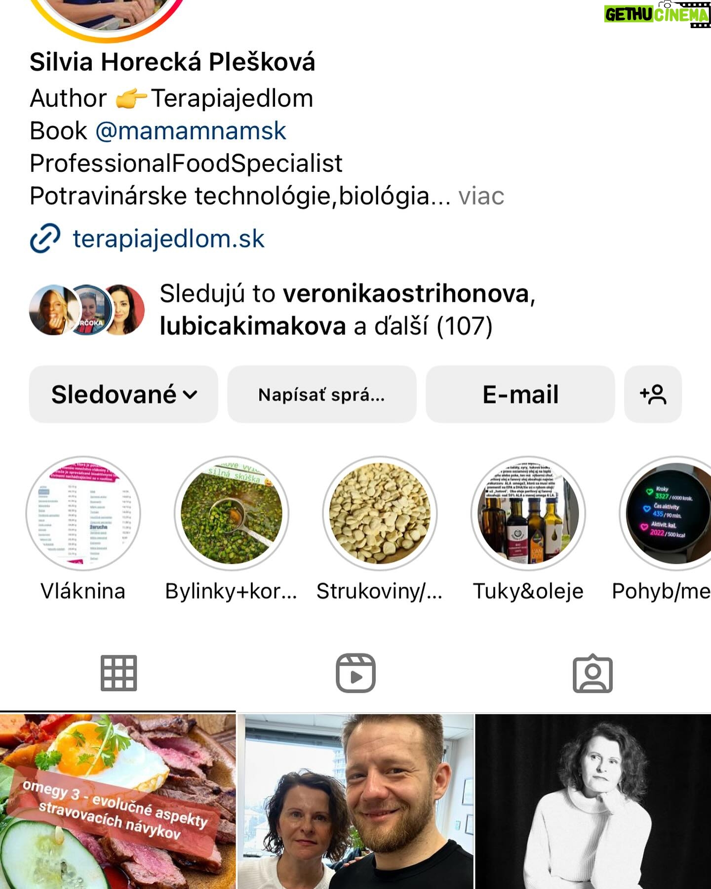 Katka Koščová - 1.3K Likes - Kamaráti, budem sa opakovať, ale opäť mám veľa správ s otázkou na chudnutie. Ono to znie tak vágne, že zdravý kalorický deficit dosiahnutý úpravou stravy a pohybom, ja viem. Preto neustále apelujem na odborníkov. Neustále. Nemôžem s vami zdieľať moje jedálničky, lebo to je niečo, čo sedelo mne, ja som si ich pripravovala sama podľa mojich chuťových preferencií. Základom má podľa mňa byť to, aby sme sa naučili stravovať vyvážene a tak, že je to pre nás udržatelné. Nemôžem s vami zdieľať ani kalorické nastavenie mojich tabuliek, lebo je to pre vás absolútne nerelevantné. Nemôžte si ich nastaviť podľa mňa. Dvaja ľudia s rovnakou výškou a váhou nebudú mať rovnaké nastavenia, ak sa to robí správne. A sme opäť pri odborníkoch.🙏 Bolo by vrcholne neetické, ak by som vám ja dávala rady. Už to, že spomínam kalorické tabuľky je na hrane, mne to síce poslúžilo ako výborný nástroj, ale niekomu inému môže obsesívne zapisovanie a kontrolovanie spustiť poruchu príjmu potravy. Čiže moja jediná rada sú títo ľudia:
@tanyasfitlife
@vyziva_s_nikol
@erika_zajacova
@borismedicine
@zapiskynutriholicky
@zdravieavyzivaonline
@vyzivajk
@terapiajedlom
@ten_nutricni
@karolinafour
@petronela_nutrition
Popozerajte si ich profily, strašne veľa sa naučíte už len týmto.
Mne sa neskutočne uľavilo, keď som ich začala sledovať. Toľko mýtov o jedle mi vyvrátili. A viete, čo je super? Všetci sa zhodujú. To je fantastické, tá veda, že?
Nepotrebujú vymýšľať žiadne diéty, žiadne hladovky, očistné kúry, predávať vám drahé nefungujúce spaľovače tukov, či rôzne suplementy… Vďaka sledovaniu týchto múdrych ľudí mám omnoho lepší vzťah k jedlu, k svojmu telu… Tak, ak už nič iné, dajte im follow, ak vás táto téma zaujíma. Toto sú ľudia, ktorí roky študovali výživu, ktorí jej skutočne rozumejú. Ja som len ich fanda, ktorému veľmi pomohli.❤️🙏
A ešte jedna vec, už som tu spomínala PPP. A na to sú odborníci v @chutzit ❤️
Toto je téma, ktorá sa týka mnohých ľudi. Ak vám je ťažko, máte sa kam obrátiť.🙏🙏🙏
#chutzit #nedajtesaoklamat #skratkyneexistuju