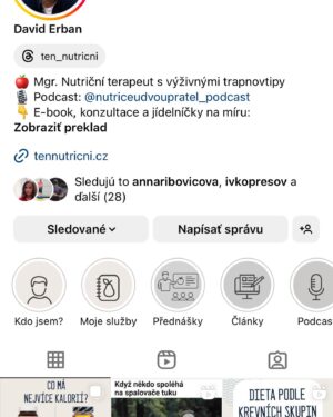 Katka Koščová Instagram - Kamaráti, budem sa opakovať, ale opäť mám veľa správ s otázkou na chudnutie. Ono to znie tak vágne, že zdravý kalorický deficit dosiahnutý úpravou stravy a pohybom, ja viem. Preto neustále apelujem na odborníkov. Neustále. Nemôžem s vami zdieľať moje jedálničky, lebo to je niečo, čo sedelo mne, ja som si ich pripravovala sama podľa mojich chuťových preferencií. Základom má podľa mňa byť to, aby sme sa naučili stravovať vyvážene a tak, že je to pre nás udržatelné.  Nemôžem s vami zdieľať ani kalorické nastavenie mojich tabuliek, lebo je to pre vás absolútne nerelevantné. Nemôžte si ich nastaviť podľa mňa. Dvaja ľudia s rovnakou výškou a váhou nebudú mať rovnaké nastavenia, ak sa to robí správne. A sme opäť pri odborníkoch.🙏 Bolo by vrcholne neetické, ak by som vám ja dávala rady. Už to, že spomínam kalorické tabuľky je na hrane, mne to síce poslúžilo ako výborný nástroj, ale niekomu inému môže obsesívne zapisovanie a kontrolovanie spustiť poruchu príjmu potravy. Čiže moja jediná rada sú títo ľudia:
@tanyasfitlife 
@vyziva_s_nikol 
@erika_zajacova 
@borismedicine 
@zapiskynutriholicky 
@zdravieavyzivaonline 
@vyzivajk 
@terapiajedlom 
@ten_nutricni 
@karolinafour 
@petronela_nutrition 
Popozerajte si ich profily, strašne veľa sa naučíte už len týmto. 
Mne sa neskutočne uľavilo, keď som ich začala sledovať. Toľko mýtov o jedle mi vyvrátili. A viete, čo je super? Všetci sa zhodujú. To je fantastické, tá veda, že? 
Nepotrebujú vymýšľať žiadne diéty, žiadne hladovky, očistné kúry, predávať vám drahé nefungujúce spaľovače tukov, či rôzne suplementy… Vďaka sledovaniu týchto múdrych ľudí mám omnoho lepší vzťah k jedlu, k svojmu telu… Tak, ak už nič iné, dajte im follow, ak vás táto téma zaujíma. Toto sú ľudia, ktorí roky študovali výživu, ktorí jej skutočne rozumejú. Ja som len ich fanda, ktorému veľmi pomohli.❤️🙏
A ešte jedna vec, už som tu spomínala PPP. A na to sú odborníci v @chutzit ❤️
Toto je téma, ktorá sa týka mnohých ľudi. Ak vám je ťažko, máte sa kam obrátiť.🙏🙏🙏
#chutzit #nedajtesaoklamat #skratkyneexistuju
