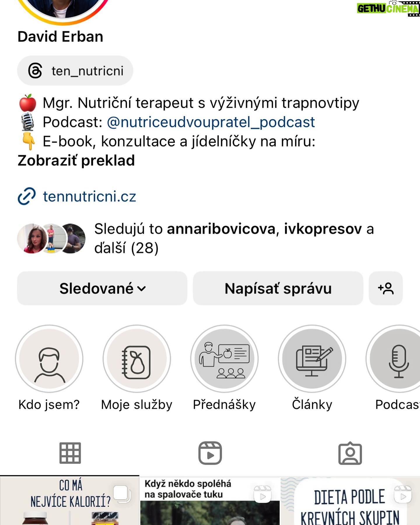 Katka Koščová - 1.3K Likes - Kamaráti, budem sa opakovať, ale opäť mám veľa správ s otázkou na chudnutie. Ono to znie tak vágne, že zdravý kalorický deficit dosiahnutý úpravou stravy a pohybom, ja viem. Preto neustále apelujem na odborníkov. Neustále. Nemôžem s vami zdieľať moje jedálničky, lebo to je niečo, čo sedelo mne, ja som si ich pripravovala sama podľa mojich chuťových preferencií. Základom má podľa mňa byť to, aby sme sa naučili stravovať vyvážene a tak, že je to pre nás udržatelné. Nemôžem s vami zdieľať ani kalorické nastavenie mojich tabuliek, lebo je to pre vás absolútne nerelevantné. Nemôžte si ich nastaviť podľa mňa. Dvaja ľudia s rovnakou výškou a váhou nebudú mať rovnaké nastavenia, ak sa to robí správne. A sme opäť pri odborníkoch.🙏 Bolo by vrcholne neetické, ak by som vám ja dávala rady. Už to, že spomínam kalorické tabuľky je na hrane, mne to síce poslúžilo ako výborný nástroj, ale niekomu inému môže obsesívne zapisovanie a kontrolovanie spustiť poruchu príjmu potravy. Čiže moja jediná rada sú títo ľudia:
@tanyasfitlife
@vyziva_s_nikol
@erika_zajacova
@borismedicine
@zapiskynutriholicky
@zdravieavyzivaonline
@vyzivajk
@terapiajedlom
@ten_nutricni
@karolinafour
@petronela_nutrition
Popozerajte si ich profily, strašne veľa sa naučíte už len týmto.
Mne sa neskutočne uľavilo, keď som ich začala sledovať. Toľko mýtov o jedle mi vyvrátili. A viete, čo je super? Všetci sa zhodujú. To je fantastické, tá veda, že?
Nepotrebujú vymýšľať žiadne diéty, žiadne hladovky, očistné kúry, predávať vám drahé nefungujúce spaľovače tukov, či rôzne suplementy… Vďaka sledovaniu týchto múdrych ľudí mám omnoho lepší vzťah k jedlu, k svojmu telu… Tak, ak už nič iné, dajte im follow, ak vás táto téma zaujíma. Toto sú ľudia, ktorí roky študovali výživu, ktorí jej skutočne rozumejú. Ja som len ich fanda, ktorému veľmi pomohli.❤️🙏
A ešte jedna vec, už som tu spomínala PPP. A na to sú odborníci v @chutzit ❤️
Toto je téma, ktorá sa týka mnohých ľudi. Ak vám je ťažko, máte sa kam obrátiť.🙏🙏🙏
#chutzit #nedajtesaoklamat #skratkyneexistuju