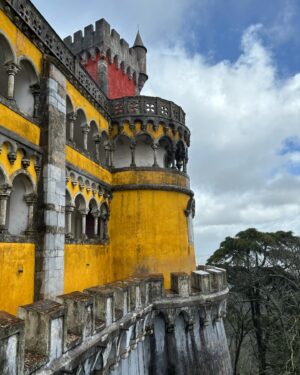Katka Koščová Instagram - Sintra kamaráti. To je taký dychberúci Disneyland pre dospelých, ale vlastne aj pre detiská. Bez otravnej hudby, bez otrávených sprievodcov, nádherné nikdy nekončiace parky plné obrovských platanov, sekvojí, paliem, popretkávané chutnými kľukatými chodníčkami, miliónmi schodísk, ukrytých vežičiek, mostov, jazierok, vodopádov, lavičiek… Pripadala som si ako v Pánovi prsteňov, ako v Roklinke. Aj keď tie paláce a vily sú postavené veľmi eklekticky a v rôznych historizujúcich štýloch (reálne to bolo vystavané v 18., 19. a 20.stor.) častokrát máte pocit, že ste v novom príbehu alebo ozaj v kulisách nejakého filmu s elfmi. Čarovné to bolo, aj fyzicky ozaj náročné. Celé sme to dali pešo, decká skuvíňali, 110 poschodí nám to ukázalo len k palácu Pena.🤭 Ale ja som teda nadšená, fakt to bol zážitok, tak ak si dávate Lisabon na aspoň 4 dni, tak Sintru nevynechajte.😘
#sintra #portugal #radostaznakost