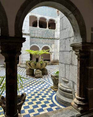Katka Koščová Instagram - Sintra kamaráti. To je taký dychberúci Disneyland pre dospelých, ale vlastne aj pre detiská. Bez otravnej hudby, bez otrávených sprievodcov, nádherné nikdy nekončiace parky plné obrovských platanov, sekvojí, paliem, popretkávané chutnými kľukatými chodníčkami, miliónmi schodísk, ukrytých vežičiek, mostov, jazierok, vodopádov, lavičiek… Pripadala som si ako v Pánovi prsteňov, ako v Roklinke. Aj keď tie paláce a vily sú postavené veľmi eklekticky a v rôznych historizujúcich štýloch (reálne to bolo vystavané v 18., 19. a 20.stor.) častokrát máte pocit, že ste v novom príbehu alebo ozaj v kulisách nejakého filmu s elfmi. Čarovné to bolo, aj fyzicky ozaj náročné. Celé sme to dali pešo, decká skuvíňali, 110 poschodí nám to ukázalo len k palácu Pena.🤭 Ale ja som teda nadšená, fakt to bol zážitok, tak ak si dávate Lisabon na aspoň 4 dni, tak Sintru nevynechajte.😘
#sintra #portugal #radostaznakost