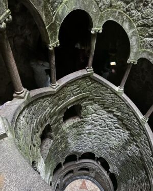 Katka Koščová Instagram - Sintra kamaráti. To je taký dychberúci Disneyland pre dospelých, ale vlastne aj pre detiská. Bez otravnej hudby, bez otrávených sprievodcov, nádherné nikdy nekončiace parky plné obrovských platanov, sekvojí, paliem, popretkávané chutnými kľukatými chodníčkami, miliónmi schodísk, ukrytých vežičiek, mostov, jazierok, vodopádov, lavičiek… Pripadala som si ako v Pánovi prsteňov, ako v Roklinke. Aj keď tie paláce a vily sú postavené veľmi eklekticky a v rôznych historizujúcich štýloch (reálne to bolo vystavané v 18., 19. a 20.stor.) častokrát máte pocit, že ste v novom príbehu alebo ozaj v kulisách nejakého filmu s elfmi. Čarovné to bolo, aj fyzicky ozaj náročné. Celé sme to dali pešo, decká skuvíňali, 110 poschodí nám to ukázalo len k palácu Pena.🤭 Ale ja som teda nadšená, fakt to bol zážitok, tak ak si dávate Lisabon na aspoň 4 dni, tak Sintru nevynechajte.😘
#sintra #portugal #radostaznakost