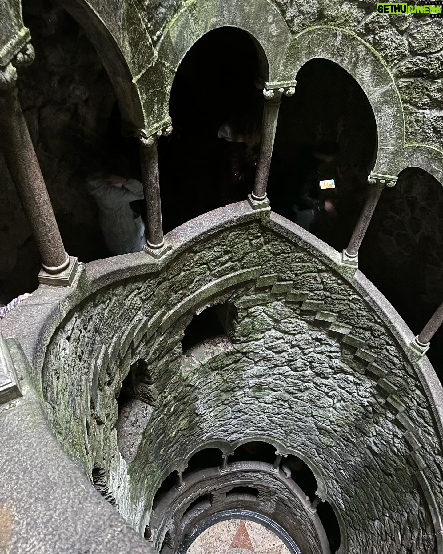 Katka Koščová - 784 Likes - Sintra kamaráti. To je taký dychberúci Disneyland pre dospelých, ale vlastne aj pre detiská. Bez otravnej hudby, bez otrávených sprievodcov, nádherné nikdy nekončiace parky plné obrovských platanov, sekvojí, paliem, popretkávané chutnými kľukatými chodníčkami, miliónmi schodísk, ukrytých vežičiek, mostov, jazierok, vodopádov, lavičiek… Pripadala som si ako v Pánovi prsteňov, ako v Roklinke. Aj keď tie paláce a vily sú postavené veľmi eklekticky a v rôznych historizujúcich štýloch (reálne to bolo vystavané v 18., 19. a 20.stor.) častokrát máte pocit, že ste v novom príbehu alebo ozaj v kulisách nejakého filmu s elfmi. Čarovné to bolo, aj fyzicky ozaj náročné. Celé sme to dali pešo, decká skuvíňali, 110 poschodí nám to ukázalo len k palácu Pena.🤭 Ale ja som teda nadšená, fakt to bol zážitok, tak ak si dávate Lisabon na aspoň 4 dni, tak Sintru nevynechajte.😘
#sintra #portugal #radostaznakost