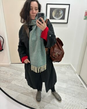Katka Koščová Instagram - Sintra kamaráti. To je taký dychberúci Disneyland pre dospelých, ale vlastne aj pre detiská. Bez otravnej hudby, bez otrávených sprievodcov, nádherné nikdy nekončiace parky plné obrovských platanov, sekvojí, paliem, popretkávané chutnými kľukatými chodníčkami, miliónmi schodísk, ukrytých vežičiek, mostov, jazierok, vodopádov, lavičiek… Pripadala som si ako v Pánovi prsteňov, ako v Roklinke. Aj keď tie paláce a vily sú postavené veľmi eklekticky a v rôznych historizujúcich štýloch (reálne to bolo vystavané v 18., 19. a 20.stor.) častokrát máte pocit, že ste v novom príbehu alebo ozaj v kulisách nejakého filmu s elfmi. Čarovné to bolo, aj fyzicky ozaj náročné. Celé sme to dali pešo, decká skuvíňali, 110 poschodí nám to ukázalo len k palácu Pena.🤭 Ale ja som teda nadšená, fakt to bol zážitok, tak ak si dávate Lisabon na aspoň 4 dni, tak Sintru nevynechajte.😘
#sintra #portugal #radostaznakost