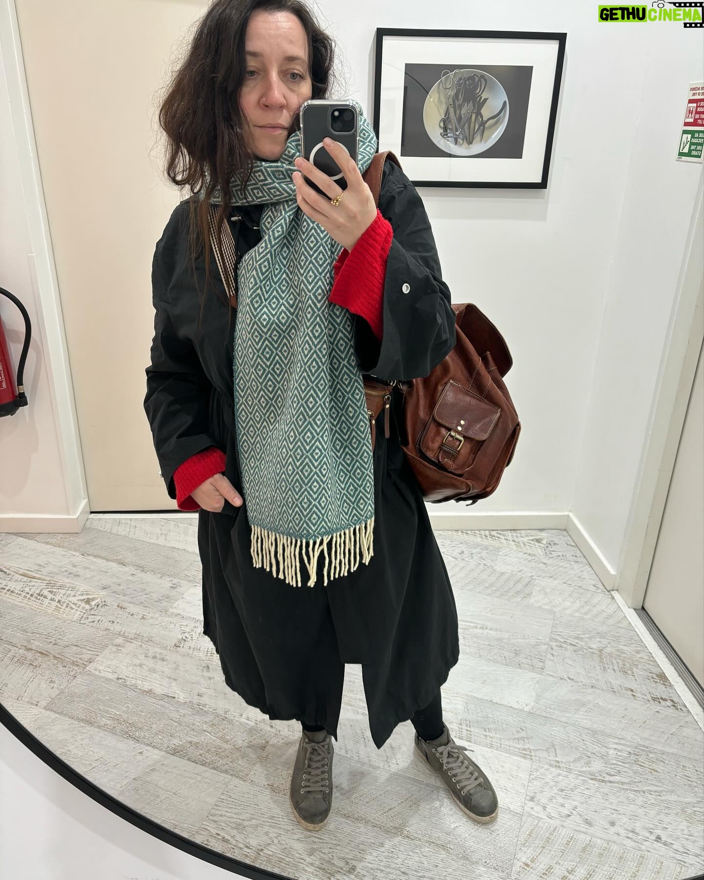 Katka Koščová - 784 Likes - Sintra kamaráti. To je taký dychberúci Disneyland pre dospelých, ale vlastne aj pre detiská. Bez otravnej hudby, bez otrávených sprievodcov, nádherné nikdy nekončiace parky plné obrovských platanov, sekvojí, paliem, popretkávané chutnými kľukatými chodníčkami, miliónmi schodísk, ukrytých vežičiek, mostov, jazierok, vodopádov, lavičiek… Pripadala som si ako v Pánovi prsteňov, ako v Roklinke. Aj keď tie paláce a vily sú postavené veľmi eklekticky a v rôznych historizujúcich štýloch (reálne to bolo vystavané v 18., 19. a 20.stor.) častokrát máte pocit, že ste v novom príbehu alebo ozaj v kulisách nejakého filmu s elfmi. Čarovné to bolo, aj fyzicky ozaj náročné. Celé sme to dali pešo, decká skuvíňali, 110 poschodí nám to ukázalo len k palácu Pena.🤭 Ale ja som teda nadšená, fakt to bol zážitok, tak ak si dávate Lisabon na aspoň 4 dni, tak Sintru nevynechajte.😘
#sintra #portugal #radostaznakost