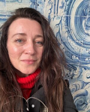 Katka Koščová Instagram - Lisabon farebný, voňavý, smradľavý, vykachličkovaný, ošúchaný, prekvapivo pokojný, až tichý, nedbalý, no prívetivý, rozfúkaný, tu kabel, tu kabel… juj ako nám chutíš.❤️
#lisbon #portugal🇵🇹 #lisabon #vsetkychutefarbyvone
