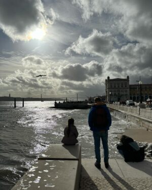 Katka Koščová Instagram - Lisabon farebný, voňavý, smradľavý, vykachličkovaný, ošúchaný, prekvapivo pokojný, až tichý, nedbalý, no prívetivý, rozfúkaný, tu kabel, tu kabel… juj ako nám chutíš.❤️
#lisbon #portugal🇵🇹 #lisabon #vsetkychutefarbyvone
