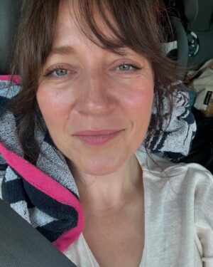 Katka Koščová Instagram - Už ideme domov. Od utorka sme na cestách. Odohrali sme 5 koncertov, včera sme ešte v Bratislave mali jednu krásnu výživnú diskusiu a teraz už len osušku za hlavu a hajde na východ. 
A pár dní doma. Chcela by som stihnúť preventívku na gynekológii, preočkovať Mura, veľa si variť, spraviť marhuľový lekvár, napiecť bublaninu, alebo pokojne aj množné číslo môže byť, čo sa pečenia týka, čítať Ani pred spaním Gevenduchu, počúvať Adove rozpravy o Assassin ´s creed (má takú stolovú hru, ktorú hrá už mesiac a zaplnil ňou celý koberec v detskej🤷‍♀️), skúsiť nové bežecké topánky za humnami, odviezť lachy do Podaj ďalej… A vo štvrtok budeme mať koncert na záhrade u nás v Kukovej. Akurát teraz to nebude naša záhrada. Budeme hrať u našich kamošov, na ich prívetivej terase, v ich čarovnej záhrade, nuž, ak ste blízko, alebo hoci aj z ďaleka, budeme sa vám veľmi tešiť. Záhrada u Skoncovcov, koncert a piknik.❤️❤️❤️ Ste všetci vítaní.😘
A teraz sa zaborím do osušky a hádam sa zobudím niekde za Braniskom.😁
#cestadomov #koncert #koncertnazahrade #zahradnykoncert #kukova #radostaznakost 
@daniel_spiner 
@michal.pivovar 
@maruskaskonc
