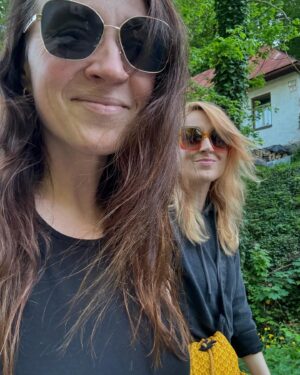 Katka Koščová Instagram - Posledný takmer týždeň v Žofii. Prívetivej, vrzgajúcej, voňavej štiavnickej chalúpke. ❤️❤️❤️
#banskastiavnica #zofia #tajchy #antikvariatik #radostaznakost