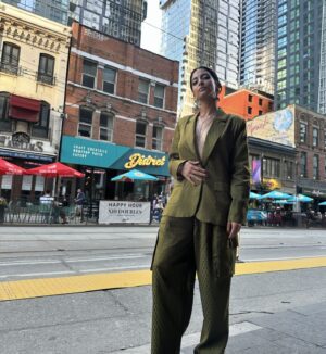 Kausar Mohammed Instagram - The world is wild rn and our systems are all collapsing ... but this one's for the FASHUN 🐍 From last weeks @insideoutfestival premiere (🙏🏽 for the great time). Shoutout to the #SISTERS team for winning the Audience Feature Film award 🐸 

And 💚 to @sani for making me feel so damn good in this suits. I've loved this brand and their clothes for years, and the women who run it are amazing. Check their stuff out, and ur gonna find ur new fave & comfy desi fusion FIT ✅
