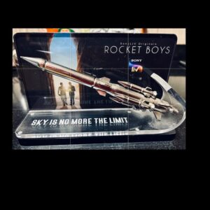 Kausar Munir Instagram - Never been happier in a writing team, never been prouder of the outcome! 
Thank you to our very own  Rocket boys- the audacious @nikkhiladvani & the maverick @pannuabhay for making me a small part of this Brave Dream!
#rocketboys2 drops today only on @sonylivindia 🚀♥️ @roykapurfilms @jimsarbhforreal @ishwaksingh @reginaacassandraa @sabazad @saugatam