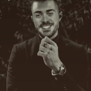 Kaveh Samakbashi Instagram - آدمها می آیند... گاهی در زندگیت می مانند و گاهی در خاطرت...
آنهایی که در زندگیت می مانند همسفر می‌شوند...
آنهایی که در خاطرت می مانند، تجربه ای برای سفر می شوند...
گاهی تلخ، گاهی شیرین...
گاهی با یادشان لبخند می زنی...
گاهی یادشان لبخند از لبانت بر می‌دارد...
اما تو لبخند بزن حتی به تلخ ترین خاطره هایت...
آدم‌ها می آیند این آمدن باید رخ دهد تا تو بدانی " آمدن" را همه بلدند...
این "ماندن" است که "هنر" می‌خواهد...