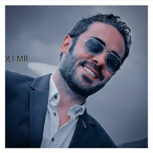 Kaveh Samakbashi Instagram - خدایا هزار هزار مرتبه تو را شکر می‌کنم
به‌خاطر اینکه حواست هست، به‌خاطر اینکه هستی و می‌بینی و در دل بزنگاه‌های عمیق زندگی، درست وقتی که از زمین و زمانه ناامیدم از راه می‌رسی و معجزه می‌کنی.
خدایا هزار هزار مرتبه تو را شکر می‌کنم به‌خاطر شیوه‌ی بی‌نظیری که در خدایی کردنت داری، به‌خاطر اینکه رفیقی، به‌خاطر اینکه رفیق‌ترین منی.
خدایا تو را شکر می‌کنم به‌خاطر اینکه آن بالا نشسته‌ای و میان این‌همه، حواست به من هم هست، که مرا فراموش نمی‌کنی و یادت نمی‌رود که در این مختصات عجیب، که در این کنج دور و غریب، زیر این سقف کوچک ناپیدا هم بنده‌ای به لطف و مهربانیِ تو چشم دوخته، چشم‌هاش را بسته و خالصانه صدات می‌کند.
تو را شکر می‌کنم که می‌شنوی، که می‌بینی، که به ناامید شدن‌هام می‌خندی، دست‌هات را باز می‌کنی و برایم امید می‌فرستی.

.
.
.
#نرگس_صرافیان_طوفان 
.
.
#kavehsammakbashi