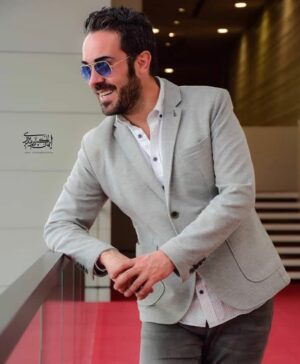 Kaveh Samakbashi Instagram - دروازه هاي بسته
به ناگاه فراز خواهد شد
دستان اشتياق
از دريچه ها دراز خواهد شد
لبان فراموشي 
به خنده باز خواهدشد
وبهار در معبري از غريو
تا شهر خسته پيشباز خواهد شد
سالي
آري؛بي گاهان
نوروز
چنين آغاز خواهد شد.

نوروز مبارك🌱
