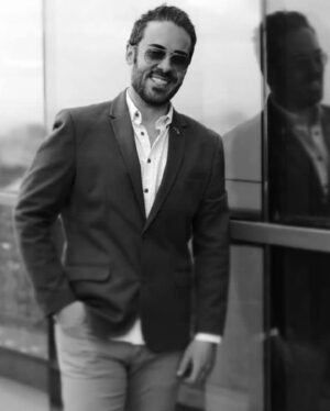 Kaveh Samakbashi Instagram - وقتي بهت ميگن ديوونه!فقط بخند،
ايده هاي بزرگ؛كارهاي بزرگ از آدماي معمولي برنمياد 〽️✨