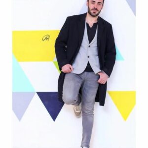 Kaveh Samakbashi Instagram - باید خیلی جنس وجودت ناب باشد
که دیگران را تحسین کنی و از تماشای موفقیت و خوشبختیِ آنان لذت ببری
باید خیلی اصیل باشی
که رنج‌های دیگران تو را غمگین کند
و شادی‌های آنان تو را خوشحال
باید خیلی از عقده‌ها و کمبودها به دور باشی و از انسانیت، سرشار و آنقدر قوی که شکست‌ها و ناکامی‌ها، از تو یک انسانِ سَرخورده و حقیر نساخته‌باشند، انسانی بی‌منطق، که علیه دستاوردها و داشته‌های دیگران جبهه می‌گیرد
باید خیلی شخصیت محکمی داشته‌باشی
که با وجود چیزهایی که بر تو گذشته، همچنان از اینکه آدم‌هایی هستند که اراده می‌کنند، تلاش می‌کنند و موفق می‌شوند، احساس خوبی داشته‌باشی
باید آنقدر اصالت داشته‌باشی
که برای دیگران هم آرزوهای خوب کنی،
برای دیگران هم خوشحال باشی
و برای دیگران هم خوب بخواهی
باید خودت را زیاد دوست داشته‌باشی و با خودت کاملا کنار آمده‌باشی
و چقدر کم‌اند آنان که خودشان را دوست دارند و با خودشان و با جهانشان کنار آمده‌اند و چه انگشت‌شمارند، آنان که به شادیِ کسانی به جز خودشان هم فکر می‌کنند...
.
.
.
.
#نرگس_صرافیان_طوفان