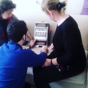 Kaya Giray Instagram - Anneannem ve annemin teyzesine Slot öğreteyim dedim Günah deyip öğrenmeyi reddettiler 😳