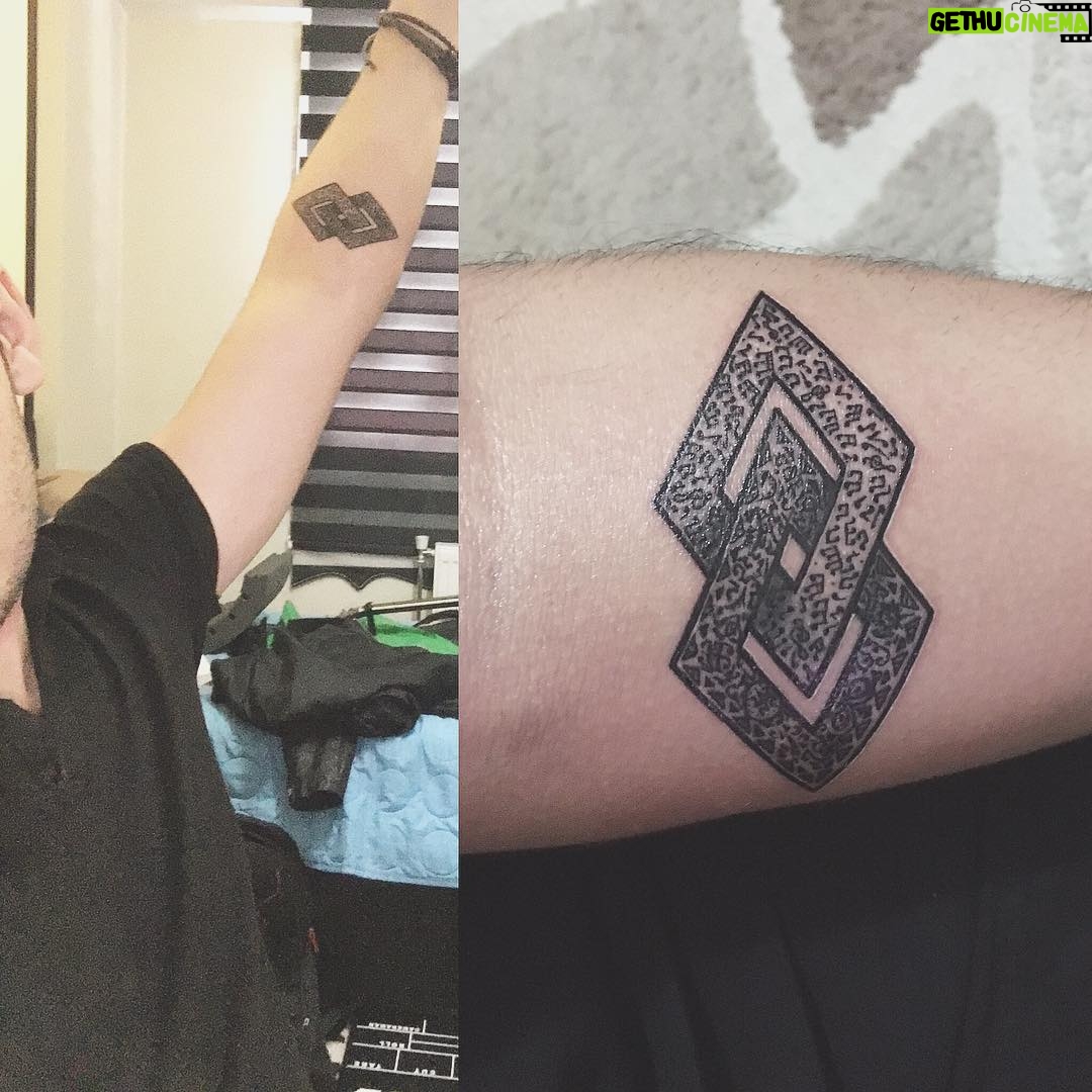 Kaya Giray - 5.4K Likes - Dövmemi merak edenler 😛 Tasarımında bana yardım eden: @mycizim e ve doğaçlamalarıyla tasarımımıza farklı bi hava katan @rdtattooantakya a tekrardan teşekkürler 😝