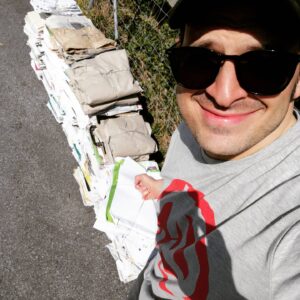 Kaya Yanar Instagram - Während des Shutdowns hat man Zeit für die wirklich wichtigen Dinge im Leben. #Altpapierbündeliweltmeister #1Jahrüberfällig #IntegrationSuisse