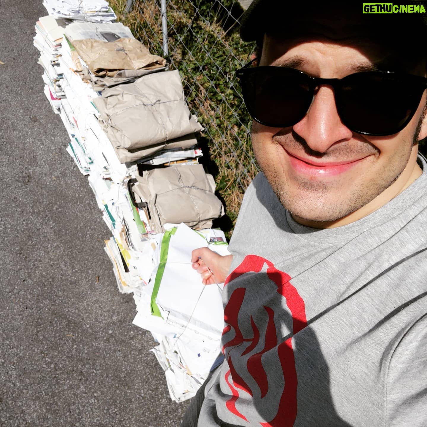 Kaya Yanar - 9.7K Likes - Während des Shutdowns hat man Zeit für die wirklich wichtigen Dinge im Leben. #Altpapierbündeliweltmeister #1Jahrüberfällig #IntegrationSuisse