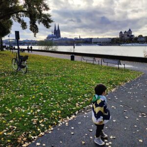 Kaya Yanar Instagram - "Hier begann meine Karriere vor 22 Jahren, mein Sohn." #köln #kölnlove