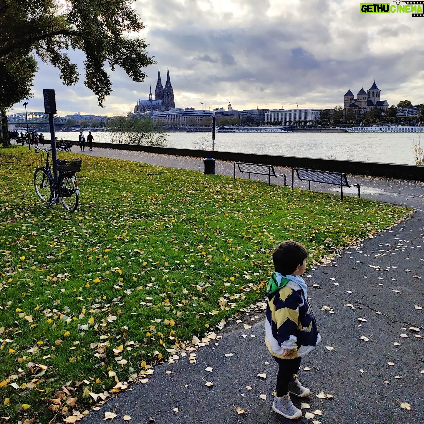 Kaya Yanar - 11.5K Likes - "Hier begann meine Karriere vor 22 Jahren, mein Sohn." #köln #kölnlove